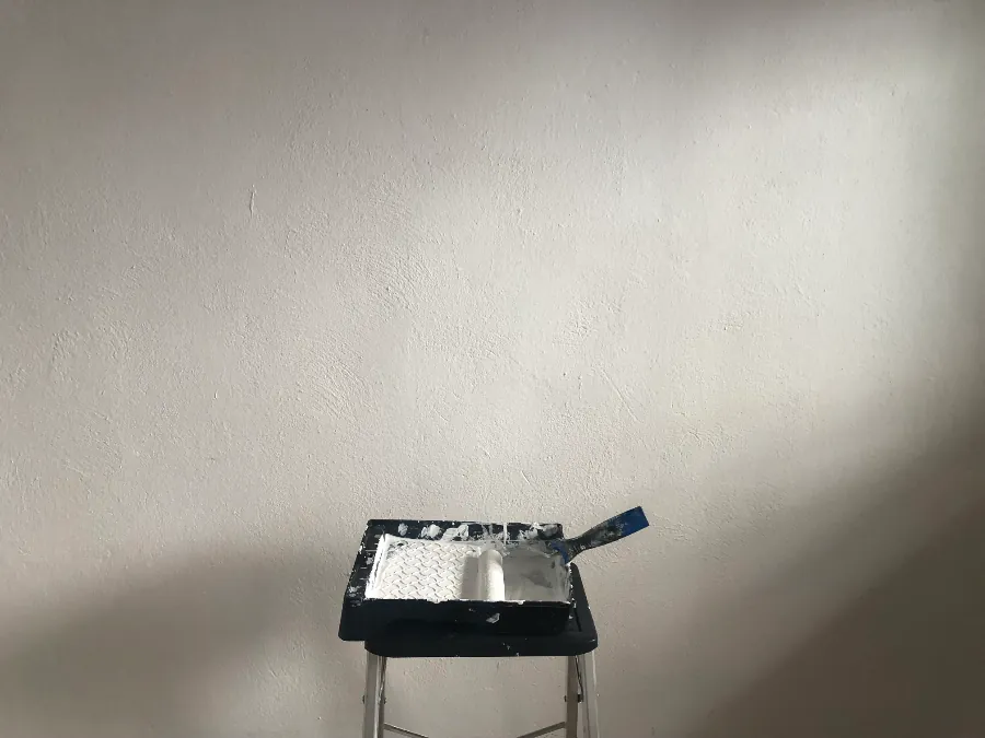 Una bandeja de pintura apoyada en una pared